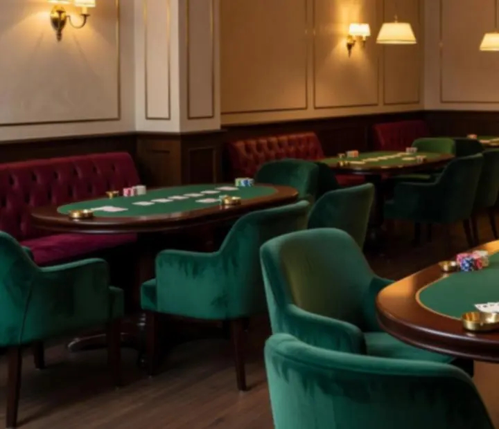 Interiér karetního salonku se stylovými pokerovými stoly