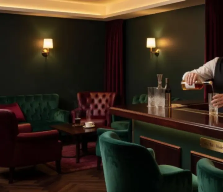 Elegantní koktejlový bar s atmosférickým osvětlením
