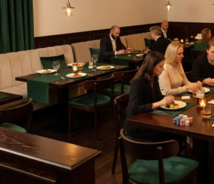 Interiér restaurace Stůl u Nás s pokerovým stolem a atmosférickým osvětlením